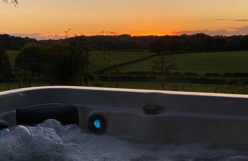 New Forest District Casa | The Georgian Coach House:New Forest with hot tub