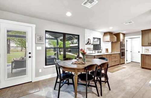 Fredericksburg Casa | The Getaway: Hot-tub-grill-outdoor Bar Area 1 Mile to Downtown!