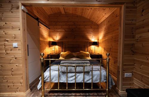 Dungarvan Otro | The Getaway - The Hen Harrier - Luxury Glamping Cabin with Hot Tub