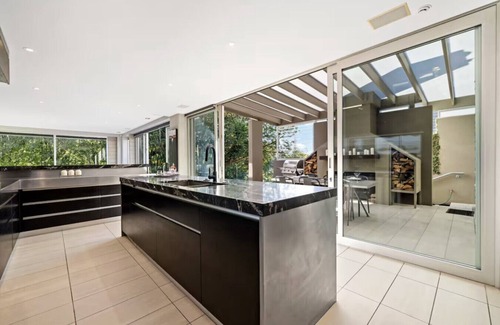 Parnell Villa | ⭐The Gibraltar House by Homello | Hot Tub, 2x Living Rooms & City Views | 380m²⭐