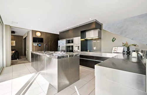 Parnell Villa | ⭐The Gibraltar House by Homello | Hot Tub, 2x Living Rooms & City Views | 380m²⭐