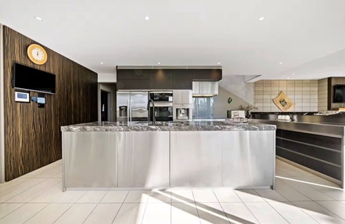 Parnell Villa | ⭐The Gibraltar House by Homello | Hot Tub, 2x Living Rooms & City Views | 380m²⭐