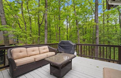Massanutten Chalet De Esquí | The Gingerbread House: 4 BR chalet, w/Sunroom/Deck, sleeps 12, modern amenities