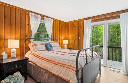 Massanutten Chalet De Esquí | The Gingerbread House: 4 BR chalet, w/Sunroom/Deck, sleeps 12, modern amenities
