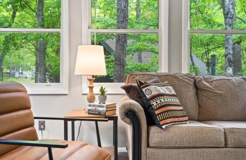 Massanutten Chalet De Esquí | The Gingerbread House: 4 BR chalet, w/Sunroom/Deck, sleeps 12, modern amenities