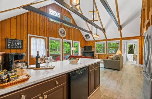 Massanutten Chalet De Esquí | The Gingerbread House: 4 BR chalet, w/Sunroom/Deck, sleeps 12, modern amenities