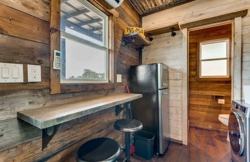 Burnet Apartamento | The GlampBox. Lakefront, 20acres, Starlink Wifi!