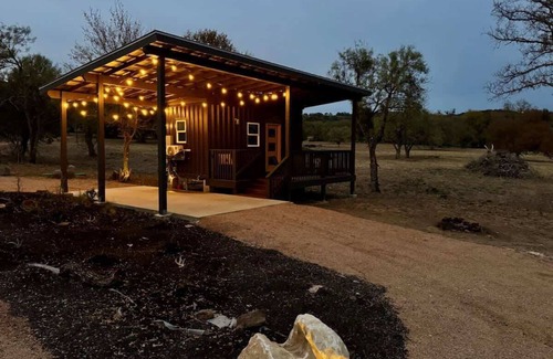 Burnet Apartamento | The GlampBox. Lakefront, 20acres, Starlink Wifi!
