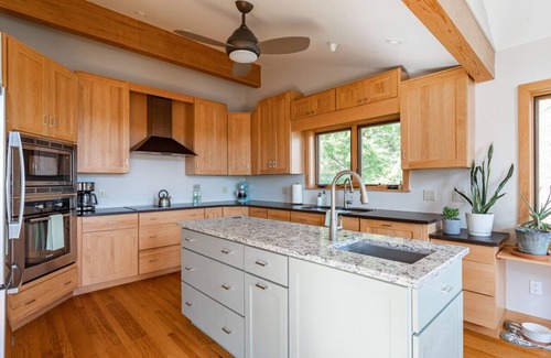 Livingston Manor Apartamento | Pet Friendly Lakefront w/ Hot Tub in Livingston Manor