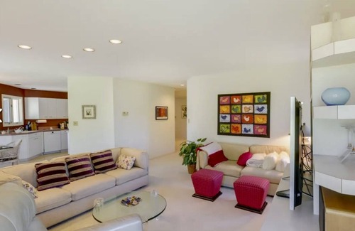 River Hills Casa | The Glass House - 2.5 acre River Hills Estate 13mi. from Milwaukee, WI.