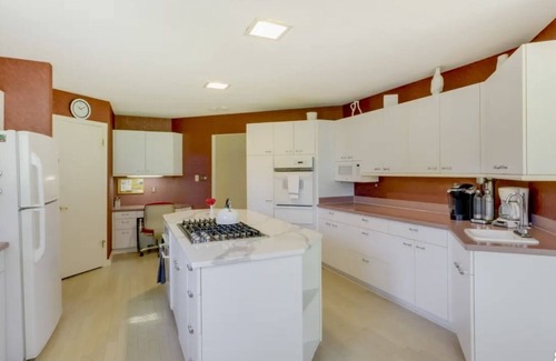 River Hills Casa | The Glass House - 2.5 acre River Hills Estate 13mi. from Milwaukee, WI.