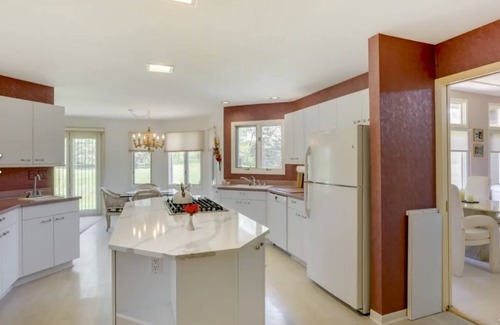 River Hills Casa | The Glass House - 2.5 acre River Hills Estate 13mi. from Milwaukee, WI.