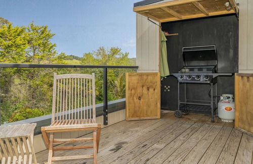 Kuaotunu Cabaña | THE GLASS HOUSE - KUAOTUNU HOLIDAY HOME, with a garden in Rings Beach