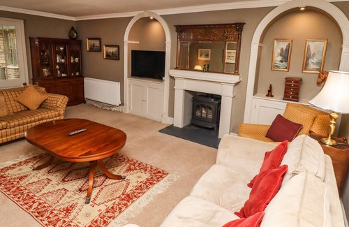 Sleaford Cabaña | THE GLEBE, pet friendly, with hot tub in Burton Pedwardine