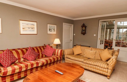 Sleaford Cabaña | THE GLEBE, pet friendly, with hot tub in Burton Pedwardine