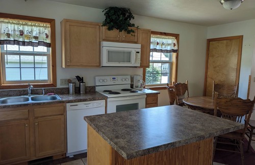 Edinboro Casa | The Glenshaw- Spacious 5 bedroom home on Lakeside Edinboro
