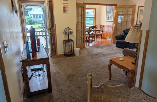 Edinboro Casa | The Glenshaw- Spacious 5 bedroom home on Lakeside Edinboro
