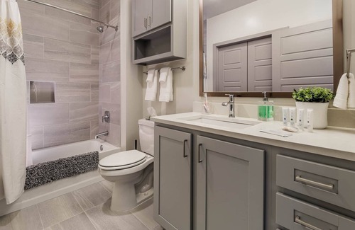 Linthicum Heights Apartamento | The Golden City, Gym - Pool - Fast Internet - Fully Stocked - BWI - New Listing