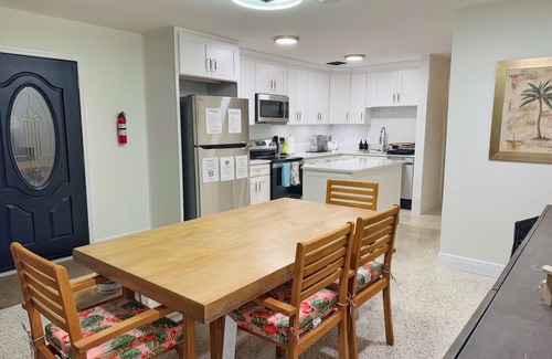 Flor-a-mar Casa | The Golden Pelican – Your Waterfront Escape in Gulf Harbors