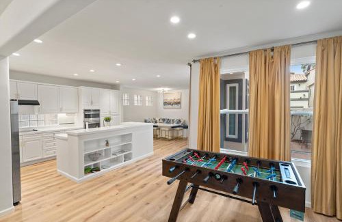 Huntington Beach Casa | The Goldenwest Ocean view home w jacuzzi AC Bikes newly remodeled
