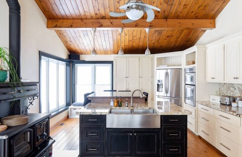 Lake of Bays Cabaña | The Goldenwood Lakehouse: Waterfront Forest Escape