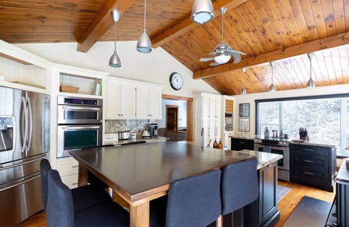 Lake of Bays Cabaña | The Goldenwood Lakehouse: Waterfront Forest Escape