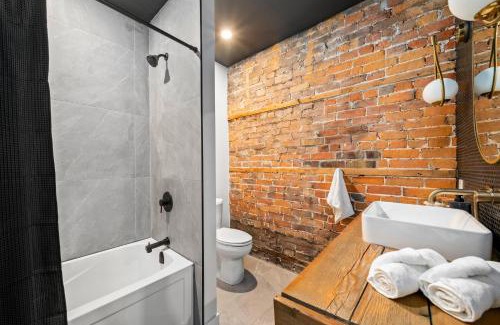 Belleville Apartamento | The Goodman: Front Street Flats