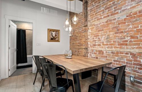 Belleville Apartamento | The Goodman: Front Street Flats