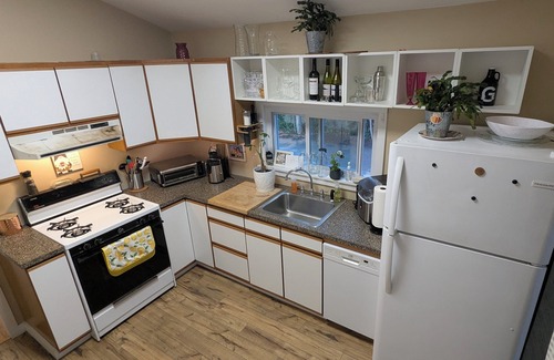 Mastic Beach Casa | “THE GOOSE” A Charming 2-bedroom bungalow with WiFi and AC in Mastic Beach.