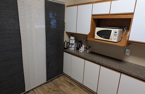 Mastic Beach Casa | “THE GOOSE” A Charming 2-bedroom bungalow with WiFi and AC in Mastic Beach.