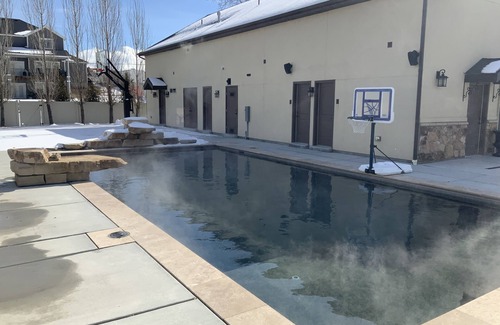 South Jordan Apartamento | The Gracie May Pool house