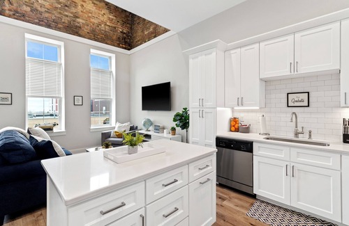 Racine Apartamento | The Graduate: Lakeside Charm in Downtown