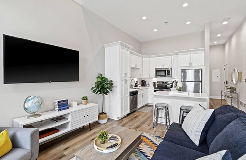 Racine Apartamento | The Graduate: Lakeside Charm in Downtown