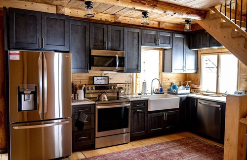 Grafton Cabina | Rustic Luxury, sleeps 20, Hot Tub, Sauna, Fire pit