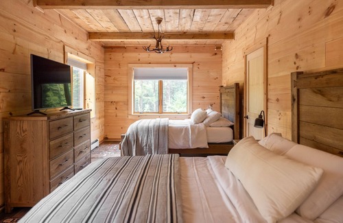 Grafton Cabina | Rustic Luxury, sleeps 20, Hot Tub, Sauna, Fire pit