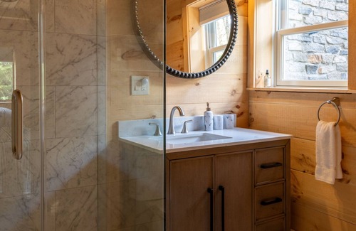 Grafton Cabina | Rustic Luxury, sleeps 20, Hot Tub, Sauna, Fire pit