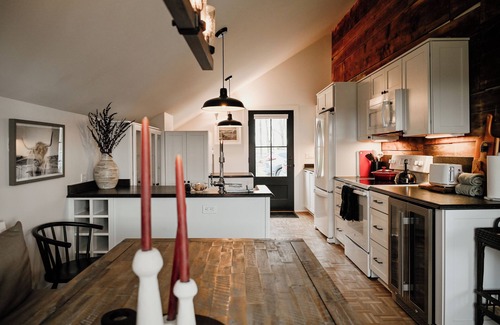 Suttons Bay Casa | Northfarm Granary BB-Charming 3-bedroom house with AC, WiFi in Suttons Bay