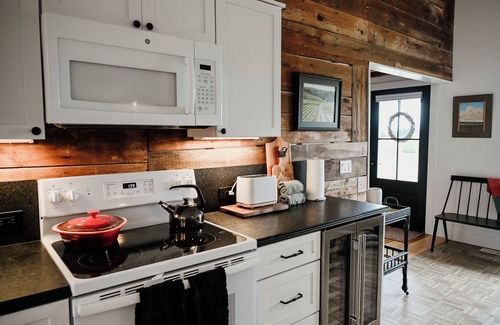 Suttons Bay Casa | Northfarm Granary BB-Charming 3-bedroom house with AC, WiFi in Suttons Bay