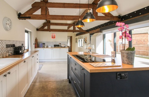 Edgmond Cabaña | THE GRANARY, pet friendly, with open fire in Edgmond, Shropshire