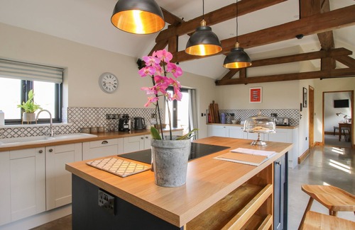 Edgmond Cabaña | THE GRANARY, pet friendly, with open fire in Edgmond, Shropshire
