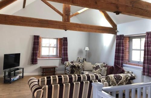 Cottingham Casa | The Granary, Wolds Way Holiday Cottages, spacious 3 bed cottage