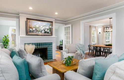 South Bend Casa | The Grand Dame Luxury Family Home for 10 or more