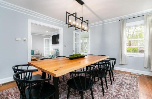 South Bend Casa | The Grand Dame Luxury Family Home for 10 or more