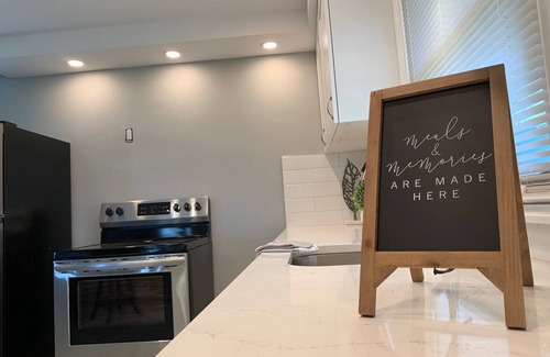 Niagara Falls Casa | The Grand Gorge Villa-With Yard& Parking