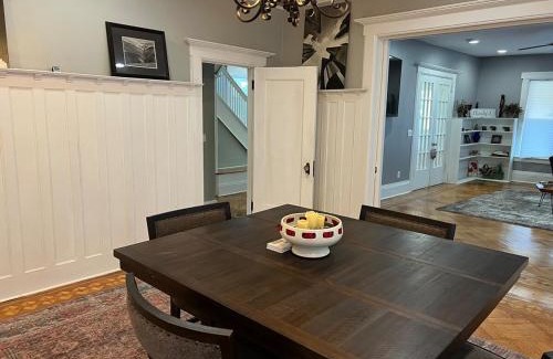 East Orange Casa | The Grand Parkway is a unique getaway with charm!
