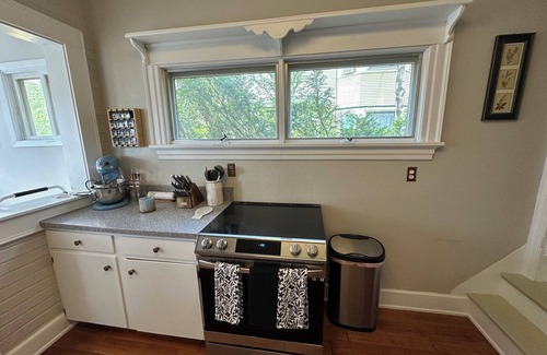 Cedar Rapids Casa | The Grand Rapidian- Historic 4-bedroom House with Fenced in Yard! Pet Friendly!