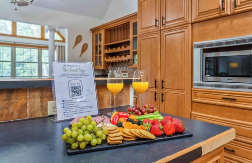 Lake Harmony Casa | The Grand Sage | 10BR Retreat w/ Hot Tub, Sauna, Luxe Furnishings, King Beds