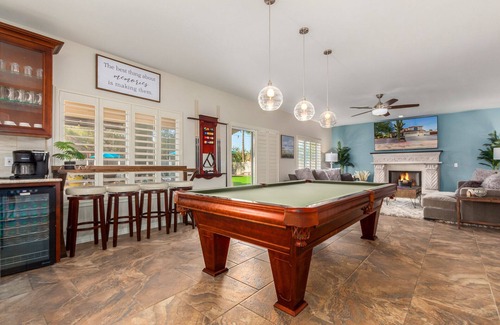 Gilbert Casa | The Grand Saguaro, Heated Pool, Hot Tub, Pickleball, Sleeps 27