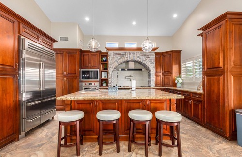 Gilbert Casa | The Grand Saguaro, Heated Pool, Hot Tub, Pickleball, Sleeps 27
