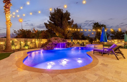 Gilbert Casa | The Grand Saguaro, Heated Pool, Hot Tub, Pickleball, Sleeps 27